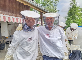 Alte Freunde bei den Bienen vereint!
