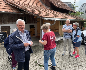 Bruno begrsst die muntere Gruppe