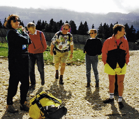 Zgerlich scheint die Sonne beim Aufbruch zur Wanderung.