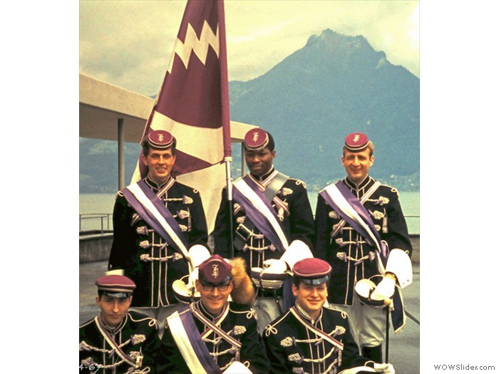 Verbindung in Montur.