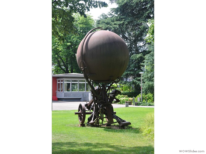 ... vorbei an einer Skulptur von Bernhard Luginbhl...