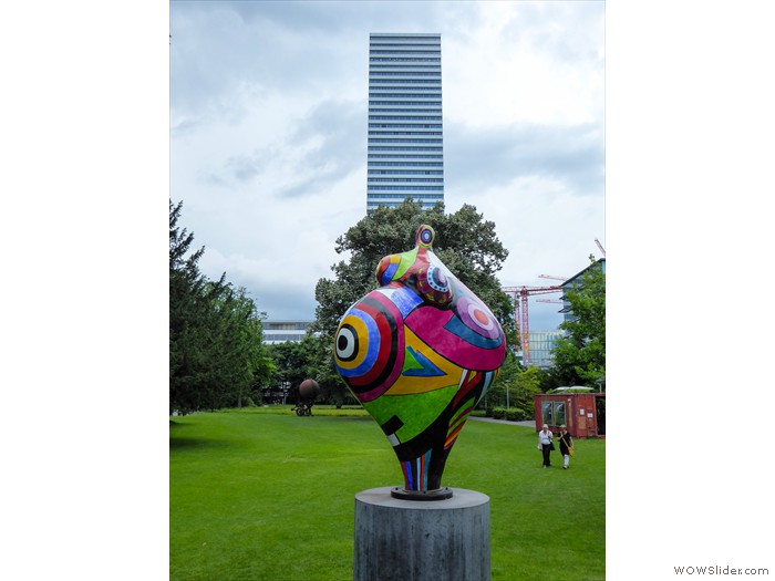 ...und an einer Nonna von Niki de Staint Phalle Richtungi Roche Bau1.